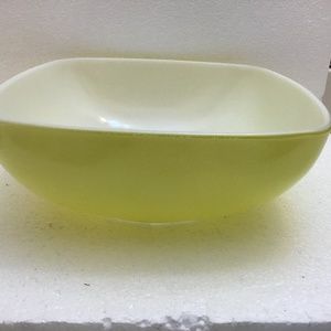 Vintage Pyrex Hostess bowl in Beautiful Shade of Yellow Home Kitchen Dining